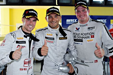 I fint selskab: I søndagens andet løb kom Michel Nykjær på podiet med de to tidligere Formel 1-kørere, portugiseren Tiago Monteiro og italieneren, den regerende WTCC-mester, Gabriele Tarquini